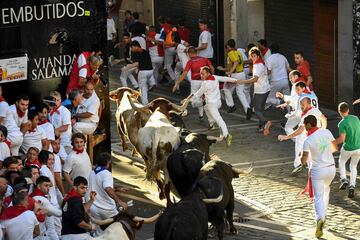 Imágenes del séptimo encierro de los Sanfermines 2022. La ganadería encargada de los toros de este séptimo encierro será la de Victoriano del Río, una de las más importantes del panorama taurino nacional.