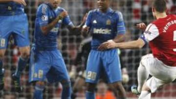 <b>NO MARCÓ. </b>Vermaelen lo intentó en este lanzamiento de falta.