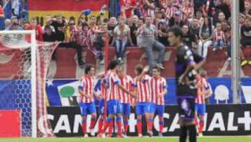 <b>FIELES. </b>Los aficionados colchoneros animan a los suyos en el Vicente Calderón.