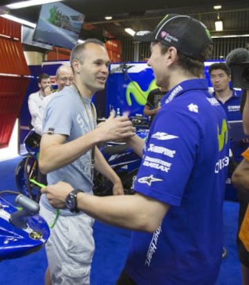 Andrés Iniesta visita los boxes de Yamaha y Honda