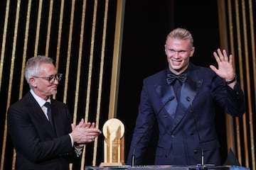El delantero noruego del Manchester City, Erling Haaland, junto al exfutbolista inglés, Gary Lineker, mientras recibe el Trofeo Gerd Muller al Mejor Delantero durante la ceremonia de entrega del Balón de Oro de Fútbol de Francia 2023.