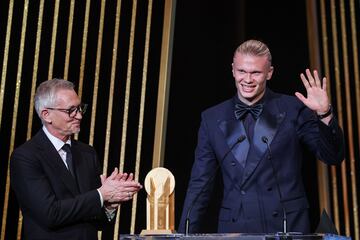 El delantero noruego del Manchester City, Erling Haaland, junto al exfutbolista inglés, Gary Lineker, mientras recibe el Trofeo Gerd Muller al Mejor Delantero durante la ceremonia de entrega del Balón de Oro de Fútbol de Francia 2023.