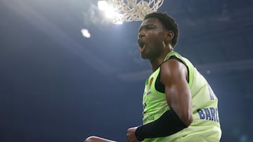 Chimezie Metu dirante el partido de Euroliga entre Partizan Belgrade y Barcelona.