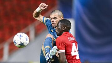 Coulibaly pugna con Pepe.