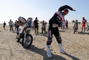 Zhao Hongyi, de Joyride Race Service, se estira antes del prólogo. 