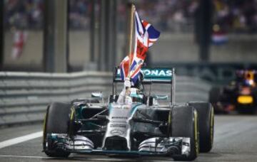 El piloto británico de Mercedes-AMG Lewis Hamilton gana el GP de Abu Dhabi en el circuito de Yas Marina y se proclama por segunda vez  campeón del mundo de Fórmula Uno.