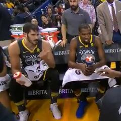 Los jugadores de los Warriors se entrenan a sí mismos y... +46