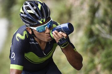 El colombiano Nairo Quintana bebiendo durante la 17ª etapa del Tour de Francia de 2017. 