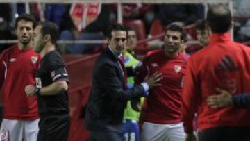 Emery se tiene que llevar a Reyes tras su expulsión cuando calentaba