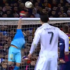 Las 3 atajadas que llevaron a Bravo a lo más alto en un clásico