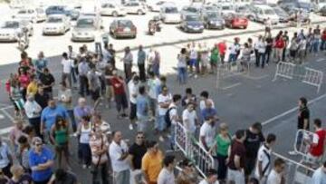 <b>NO HAY BILLETES. </b>Colas en las taquillas del Martínez Valero.