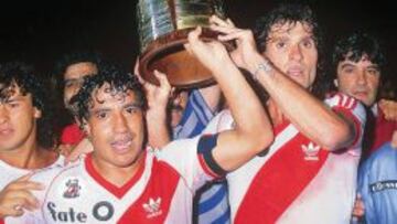 Am&eacute;rico Gallego celebra con Ruggeri el campeonato de la Copa Libertadores en 1968.