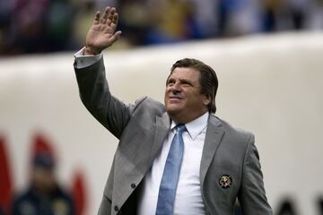 Miguel el Piojo Herrera; no tuvo su mejor año como entrenador, con Xolos y América, pero siempre estuvo en cada uno de los medios que le llamó para una entrevista. Se sabía del acuerdo para regresar a Coapa muchos meses antes de terminar su contrato en Tijuana, incluso el Tuca se burló de él antes de enfrentarlo (y golearlo - también 4-0- en Semifinales), pero Miguel lo negó en cada ocasión… hasta que fue presentado de vuelta con las Águilas.