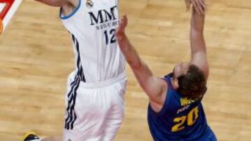 Nikola Mirotic lucha por la posesi&oacute;n con Joe Ingles.