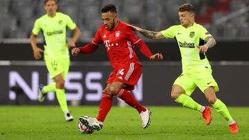 Trippier intenta frenar a Tolisso, en el Bayern-Atlético.