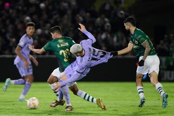 Bermu agarra con su mano derecha la camiseta de Federico Valverde, mientras Karim El Kounni avanza con el balón.