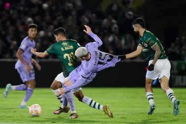 Bermu agarra con su mano derecha la camiseta de Federico Valverde, mientras Karim El Kounni avanza con el balón.