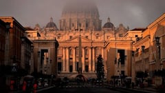 ¿Por qué oficia el Papa Francisco el funeral de Benedicto XVI y qué pasa con el camarlengo?