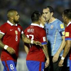 Chile 1x1: Vidal y Medel cayeron en el juego de Uruguay