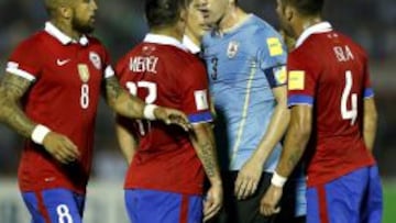 Vidal y Medel se 'tragaron' el juego de Uruguay