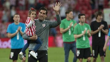Gorka Iraizoz, con su hija mayor, saludando a San Mamés.