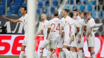 EPA942. SAN PETERSBURGO (RUSIA), 14/11/2017.- Los jugadores españoles celebran el gol conseguido por Jordi Alba (dcha) ante Rusia, durante el partido amistoso disputado en San Petersburgo, Rusia, el 14 de noviembre del 2017. EFE/Anatoly Maltsev