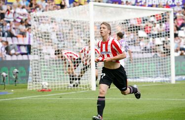 El 4 de octubre de 2009 Muniain entró en la historia de LaLiga al anotar el 2-2 al Real Valladolid. Se convirtió en el más joven en anotar un gol en primera con tan solo 16 años y 289 días. El récord se lo quitaría en 2012 Fabrice Olinga.