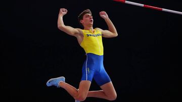 El atleta sueco Armand Duplantis celebra un salto v&aacute;lido en la prueba de p&eacute;tiga durante los Mundiales de Pista Cubierta de Birmingham.