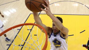 Klay Thompson machaca durante el Golden State Warriors-New Orleans Pelicans de semifinales de la Conferencia Oeste.