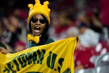 Y aqu¨ª tenemos a la reina de la fiesta. Ni la derrota de los suyos pudo quitar la sonrisa de su rostro. Se la vio a la salida del estadio preguntando por sitios para celebrar algo (no sabemos qu¨¦, desde luego la victoria de los suyos no).
