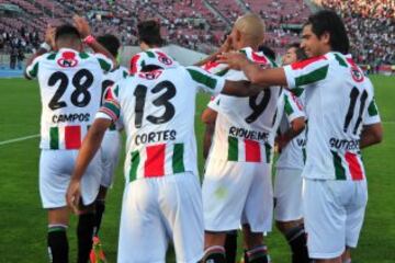 Fútbol, Palestino v Colo Colo.
Decimotercera fecha, Campeonato de Apertura 2015.
El jugador de Palestino Cesar Cortes, centro, celebra con sus compañeros el gol contra Colo Colo durante el partido de primera división en el estadio Nacional de Santiago, Chile.