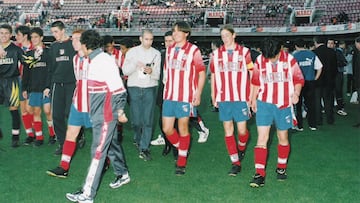 Torres, en el centro, durante su etapa como juvenil.