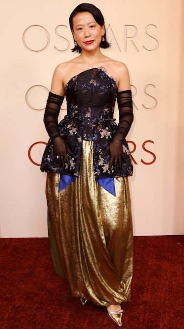 Domee Shi posa en la alfombra roja del Dolby Theatre.