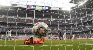 El jugador del Real Madrid, Benzema, marca el 1-0 al Real Valladolid.