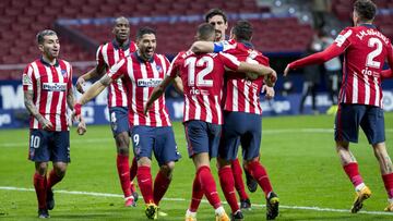 Los jugadores del Atl&eacute;tico celebran el segundo gol conseguido por Luis Su&aacute;rez en el partido contra el Celta.