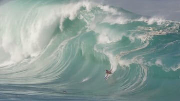 Bodyboarder en la orillera mutante de Waimea Bay