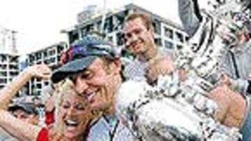 <b>LA ALEGRÍA HELVÉTICA.</B> El dueño del Alinghi, el industrial suizo Ernesto Bertarelli, celebra el triunfo de su embarcación junto a su esposa y el resto de la tripulación.