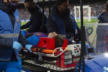 Pasada la media hora de juego, Gavi recibi¨® un pelotazo en la cabeza trs un despeje de la defensa del Betis. El canterano blaugrna tuvo que ser atendido por la conmoci¨®n cerebral y fue trasladado en camilla, Su lugar en el campo lo ocup¨® Riqui Puig.