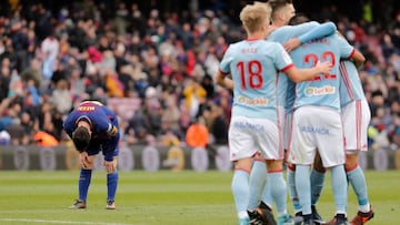 Los jugadores del Celta celebran el empate ante un Messi desolado.