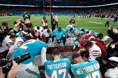 Jugadores de Miami Dolphins y Washington Commanders después del partido.