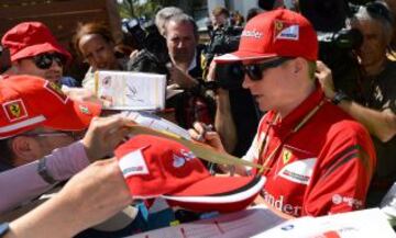 Kimi Raikkonen firmando autógrafos.