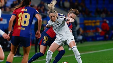 SANT JOAN DESPI (CATALUÑA), 12/03/2025.- La delantera noruega del Fc Barcelona Caroline Graham (detrás) presiona a la defensa del Real Madrid Olga Carmona este miércoles, durante el encuentro correspondiente al partido de vuelta de las semifinales de la Copa de la Reina, en el estadio Johan Cruyff de la localidad barcelonesa de Sant Joan Despi. EFE/ Quique García