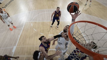Alex Len lucha por el rebote ante Toko Shengelia y Jan Vesely durante el Barcelona-Madrid del Clásico.
