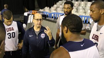 Jeff Van Gundy (centro) dirige a una at&iacute;pica selecci&oacute;n estadounidense en el Team USA.