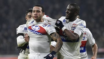 Depay celebrando el gol de la victoria del Lyon al PSG.