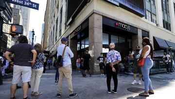 Ciudadanos esperan la reapertura de Macy&#039;s en New York, New York, USA. Junio 22, 2020. 