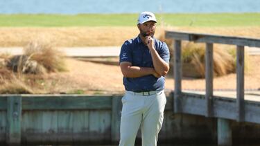 Jon Rahm, pensativo, durante un torneo del PGA Tour.
