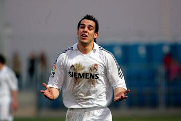Fichado para el Castilla procedente del Rayo. Marc¨® 18 goles, aunque no le dio para estrenarse con los mayores. En 2009 hizo las maletas, cuando lo fich¨® el Sevilla por 15M€ tras haber sido recomprado al Almer¨ªa. Su curr¨ªculum, brillante: Manchester City, Valencia, Middlesbrough,
Besiktas, Al-Nasr, C¨¢diz y 127 goles en LaLiga.