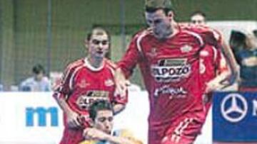 <b>AL ATAQUE.</b> El Pozo, en una acción ofensiva en el partido de ayer.