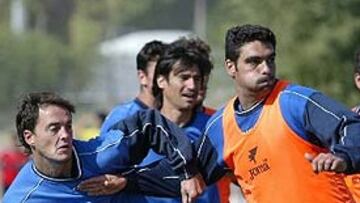 <b>CONTENTOS TRAS LA VICTORIA. </b>Pachón y Míchel forcejean en un entrenamiento con el Getafe.